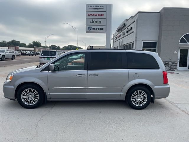 2016 Chrysler Town & Country Touring-L