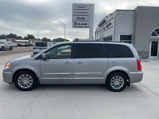 2016 Chrysler Town & Country Touring-L's photo
