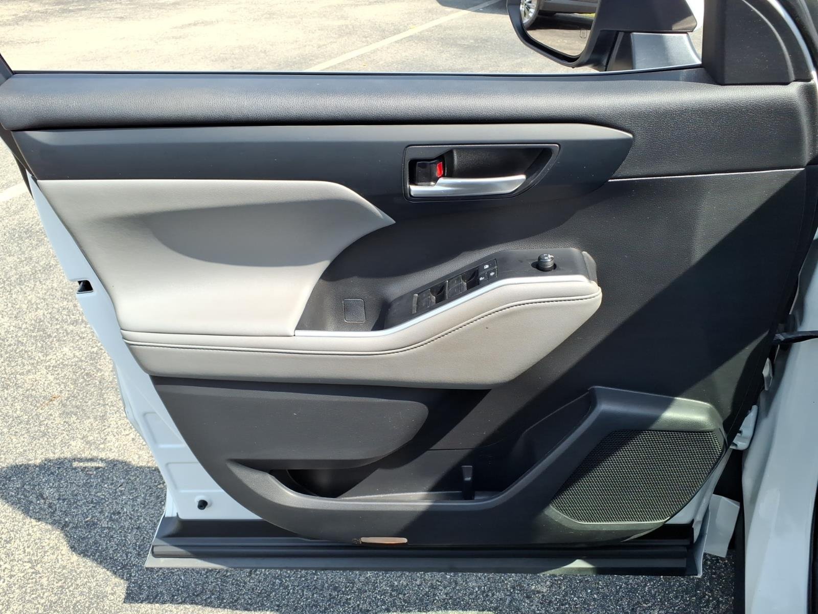 Used 2022 Wind Chill Pearl Toyota XLE image 21