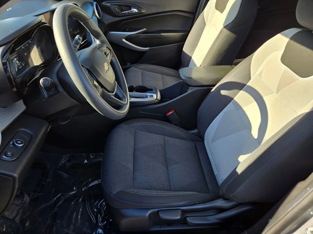 2025 Chevrolet Trax LS - Photo 10