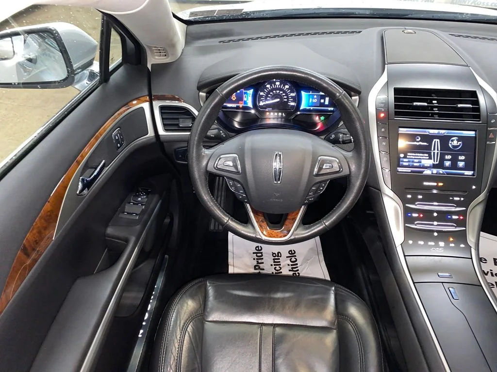Used 2014 Silver Lincoln Base image 22