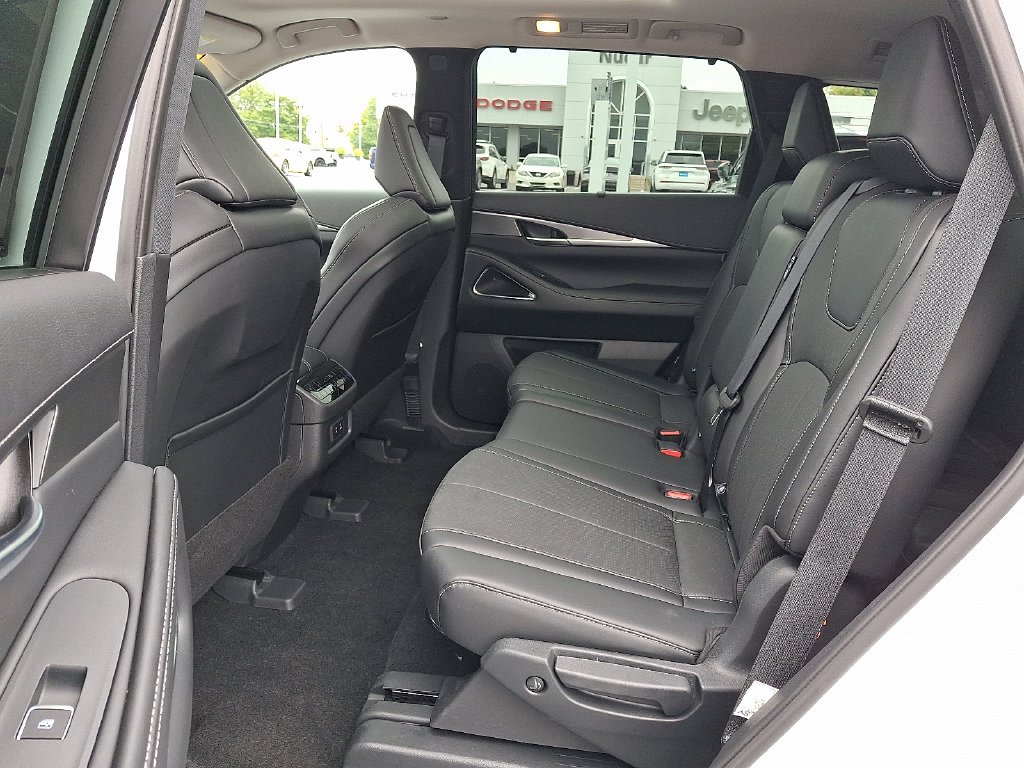 Used 2026 White INFINITI LUXE image 11