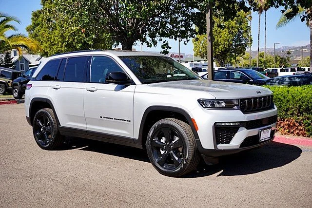 New 2026 Silver Zynith Exterior Paint Jeep Limited image 6