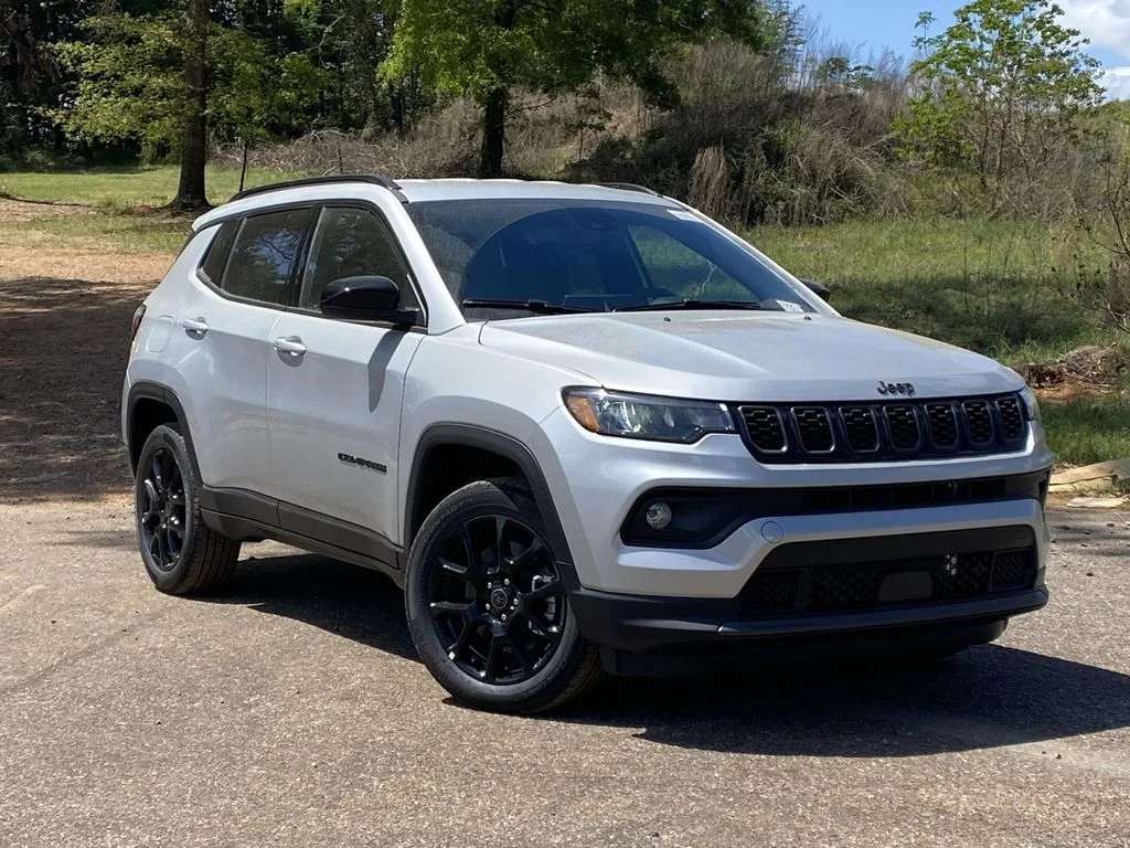 New 2026 Silver Zynith Metallic Clearcoat Jeep Latitude Altitude image 31
