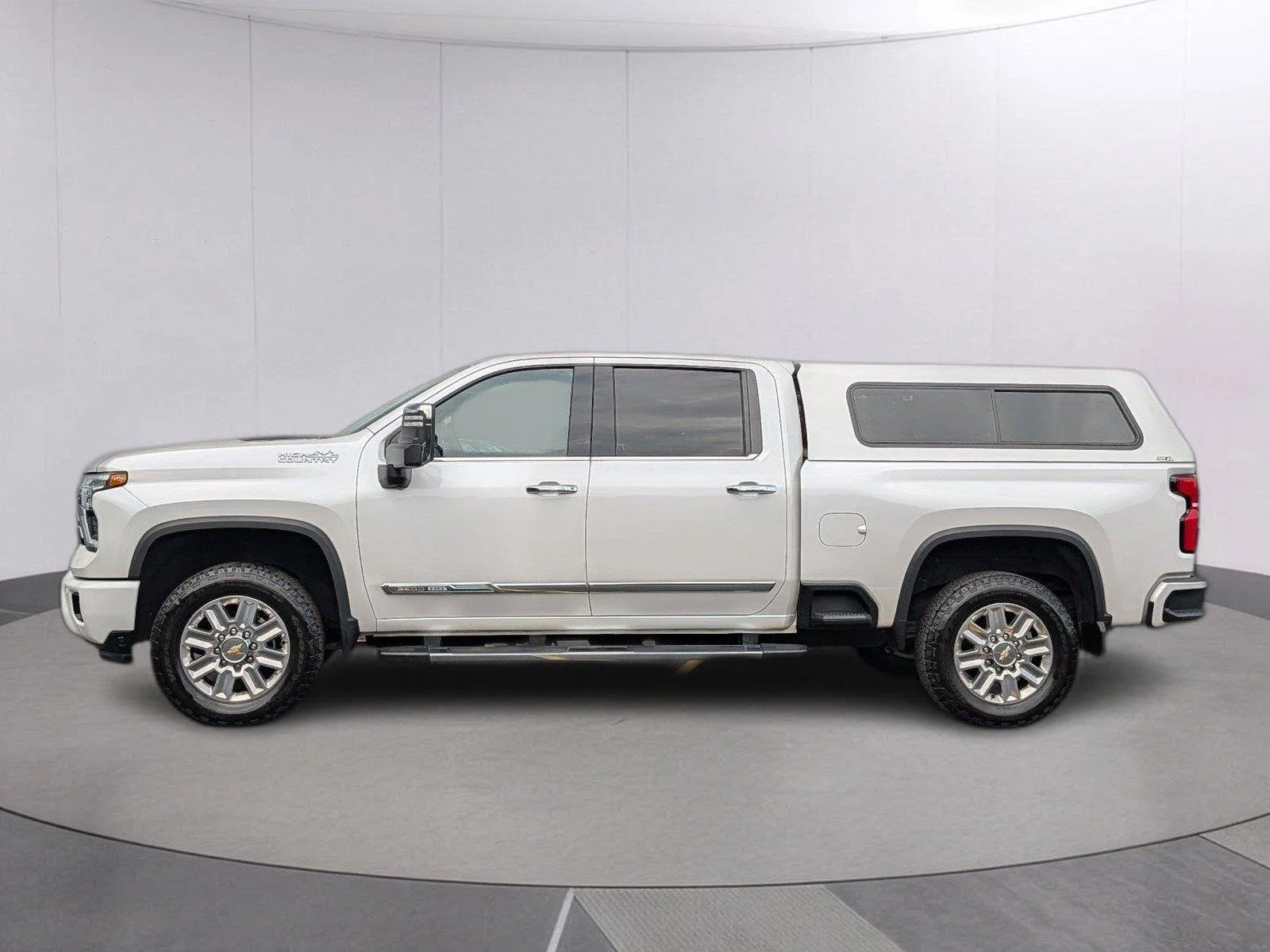 Used 2024 Iridescent Pearl Tricoat Chevrolet High Country image 2
