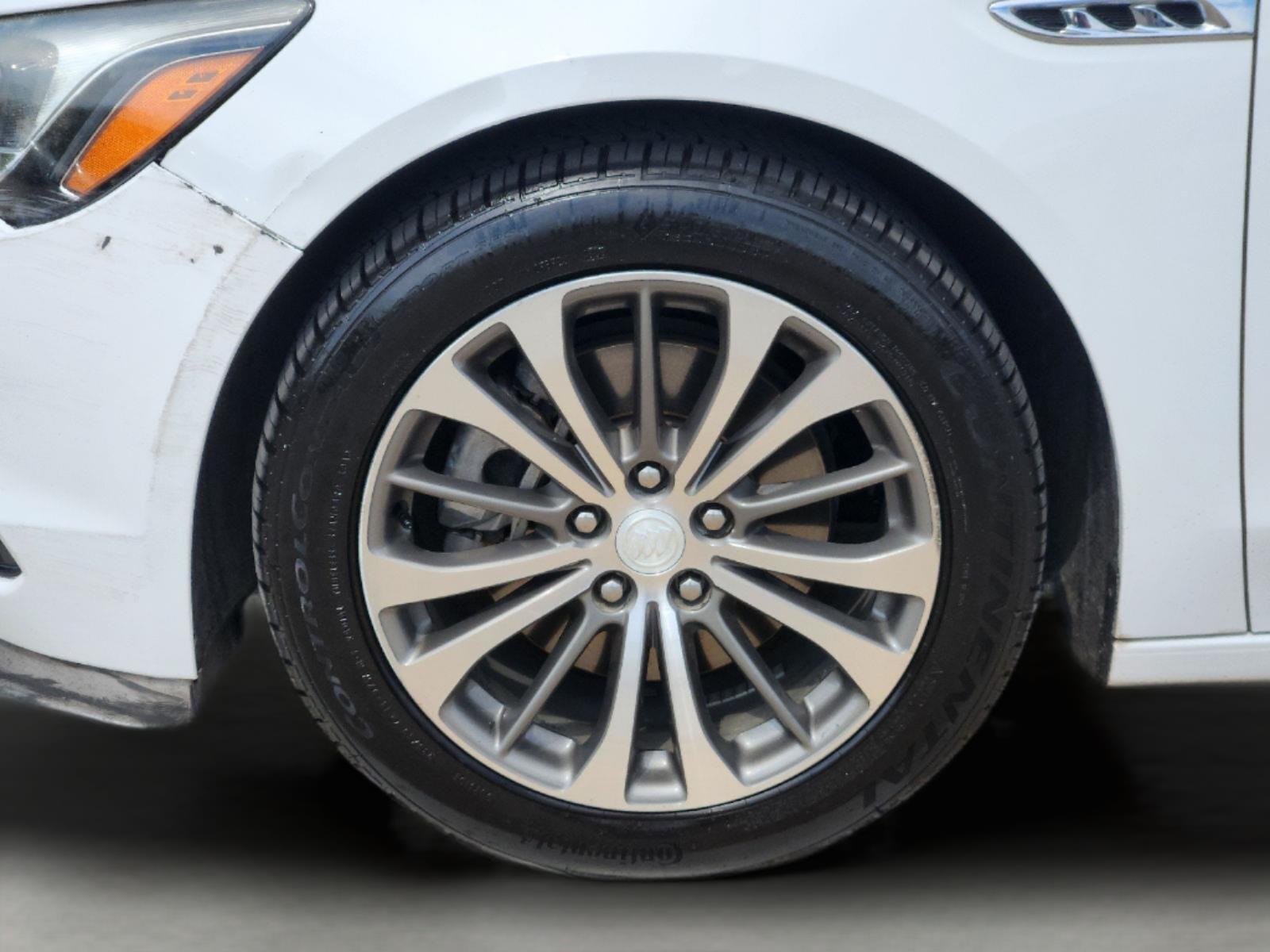 Used 2018 Summit White Buick Essence image 9