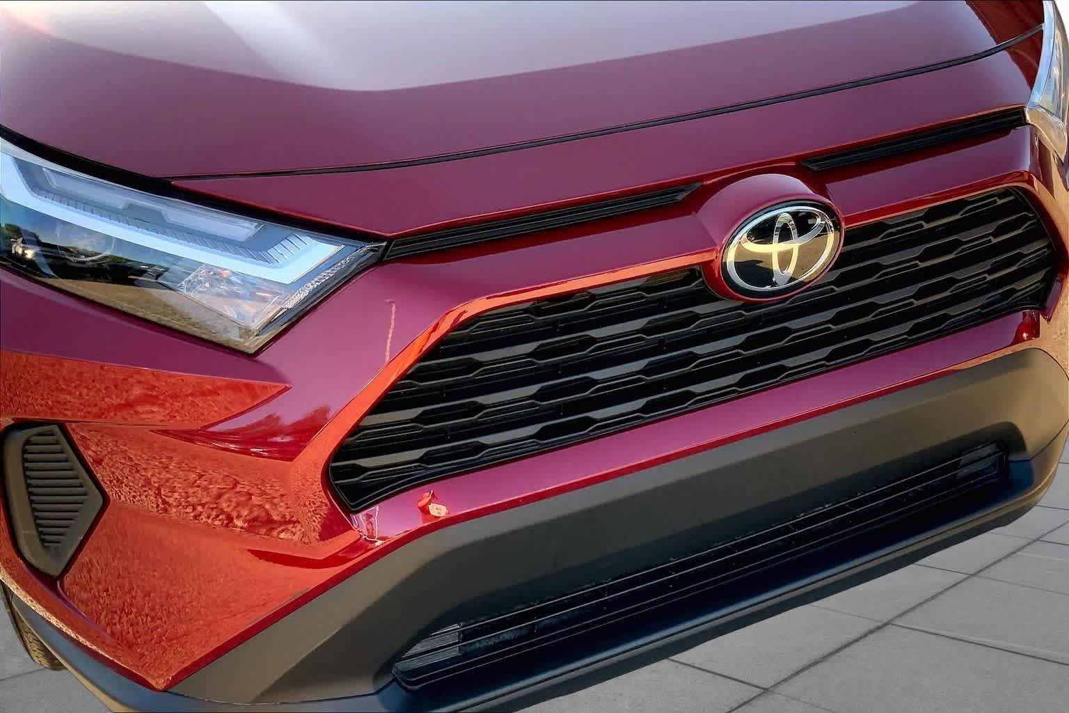Used 2025 Ruby Flare Pearl Toyota XLE image 30
