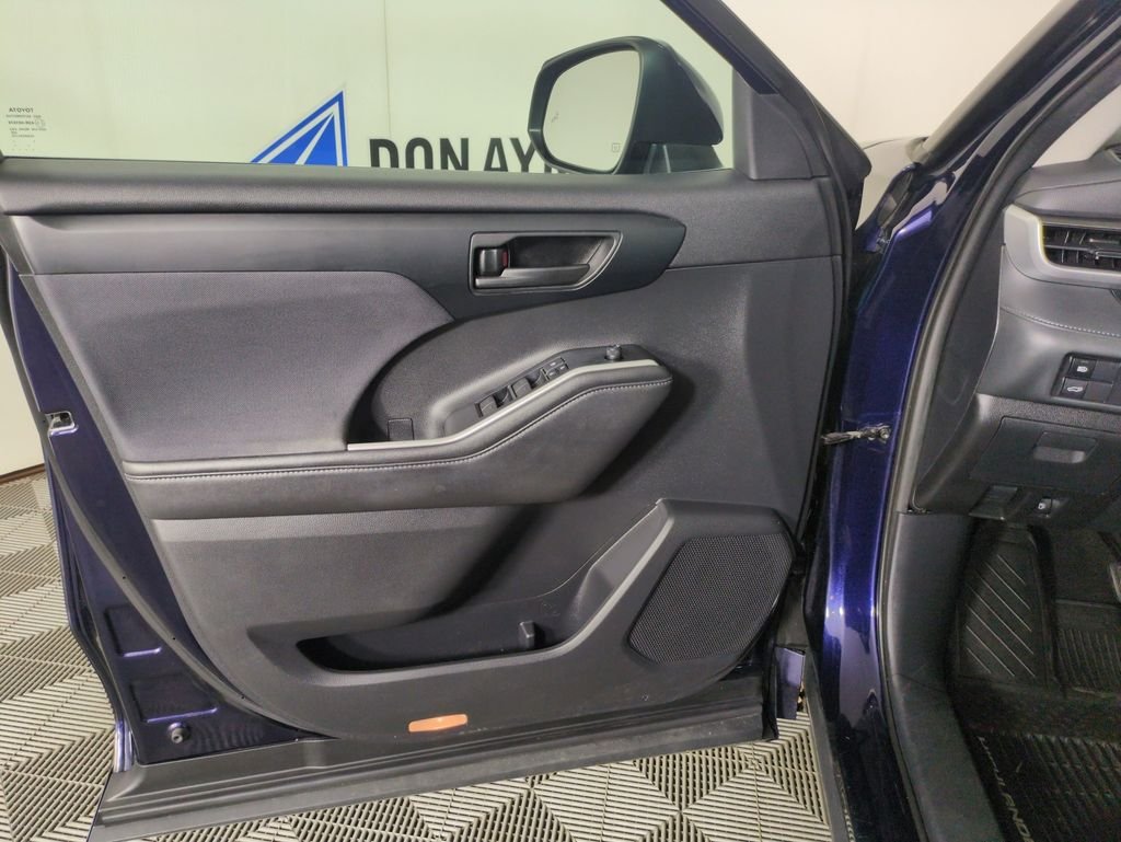 Used 2020 Blueprint Toyota LE image 12