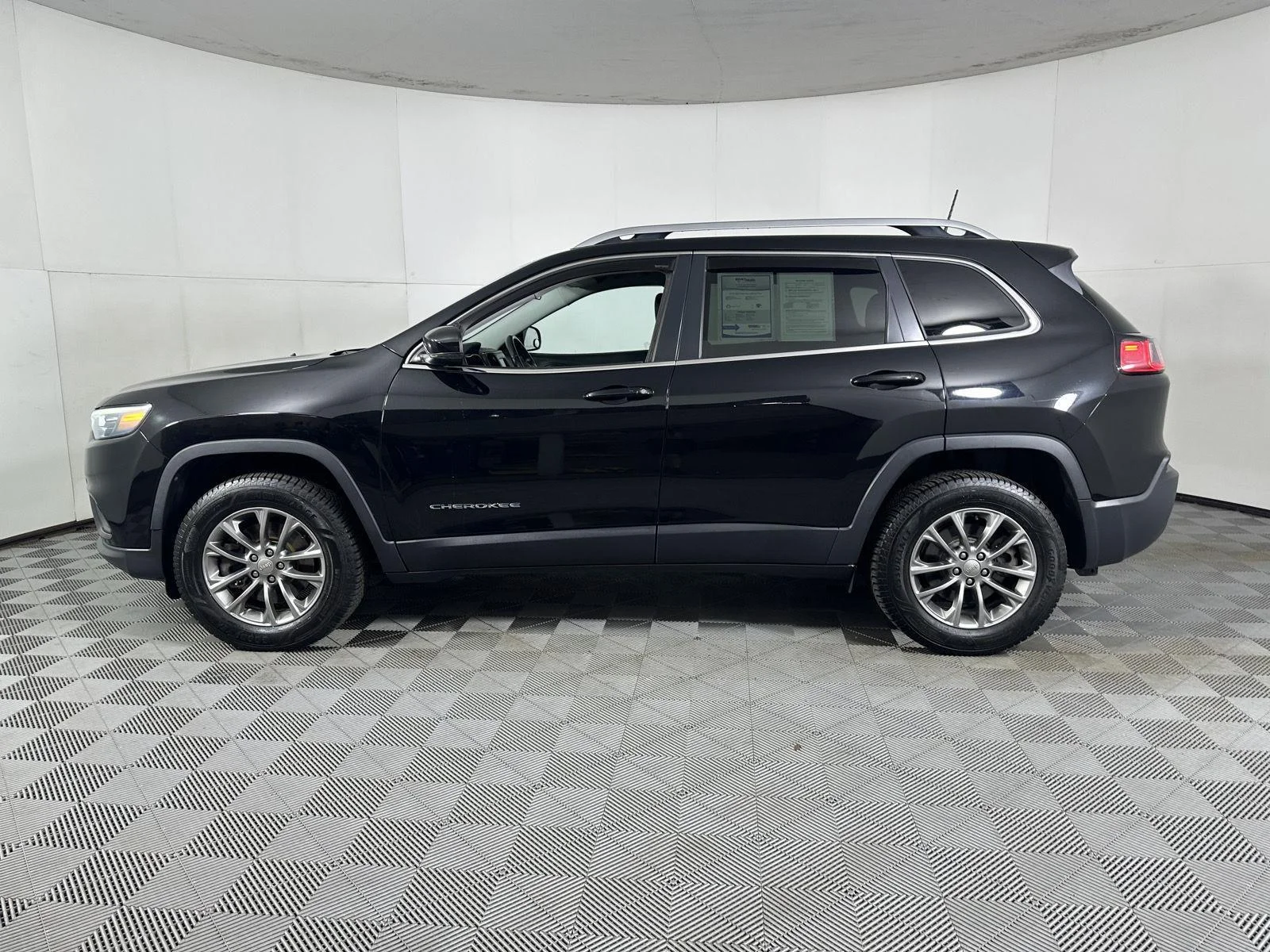 Used 2019 Diamond Black Crystal Pearlcoat Jeep Latitude Plus image 7