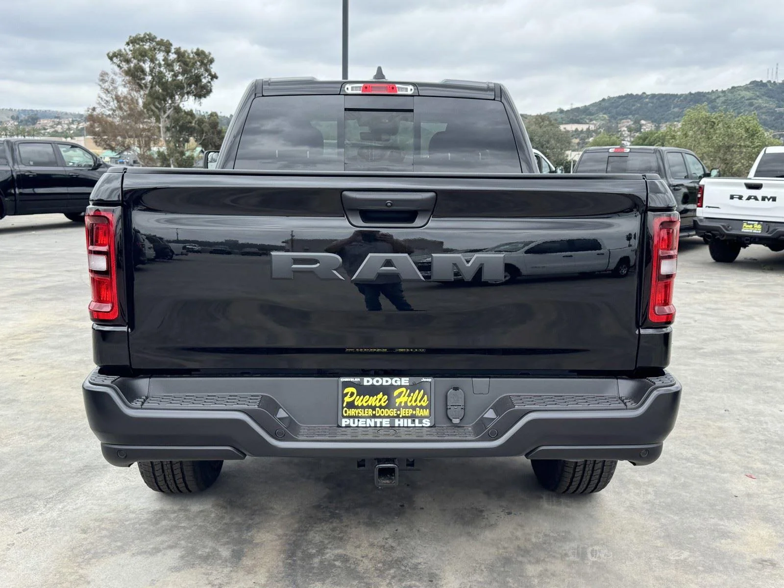 New 2026 Diamond Black Crystal Pearl-Coat Exterior Paint RAM Tradesman image 5