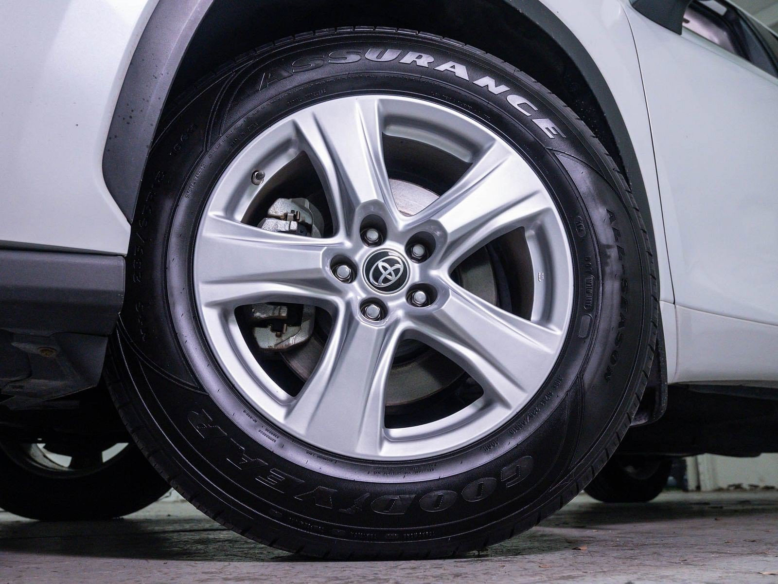 Used 2022 Pearl Toyota LE image 7