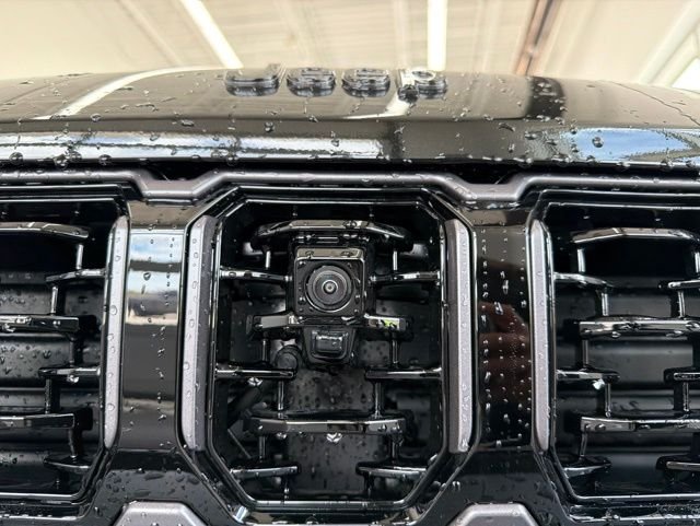 New 2026 Diamond Black Crystal Pearl-Coat Exterior Paint Jeep Limited image 3