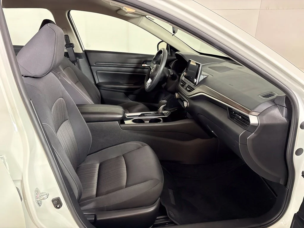 Used 2024 White Nissan 2.5 SV image 15