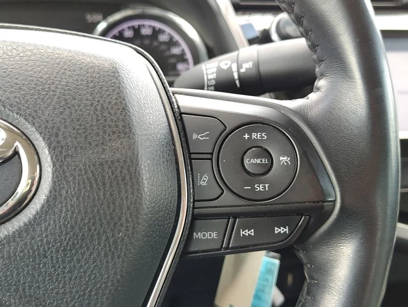 Used 2020 White Toyota SE image 13