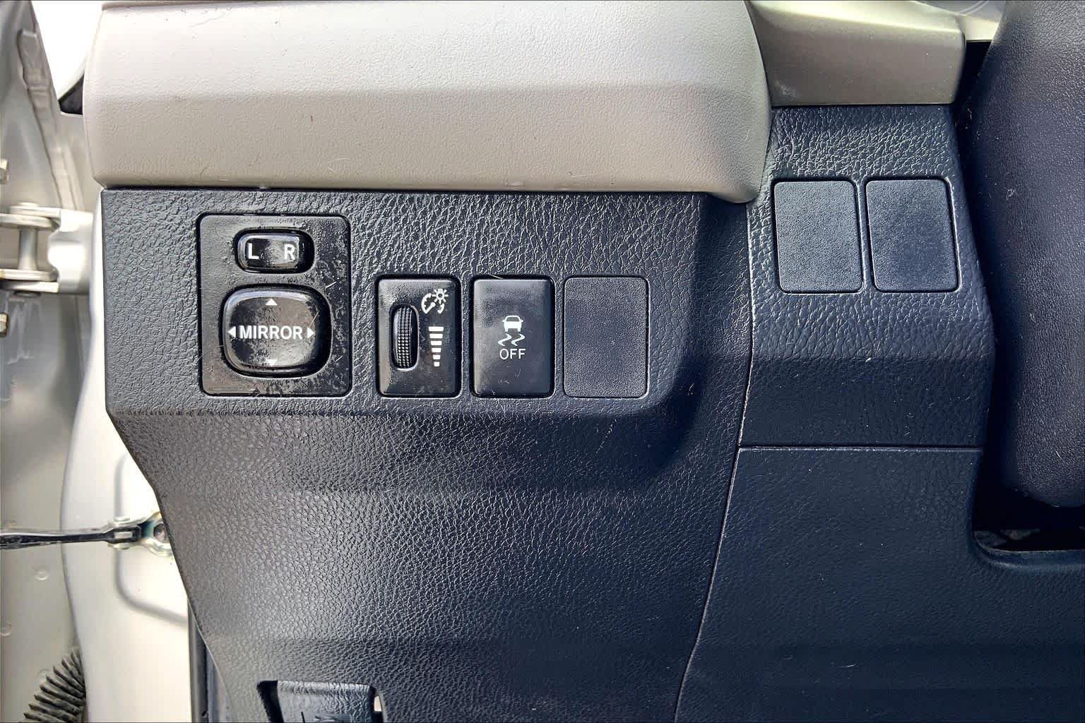 Used 2015 Classic Silver Metallic Toyota LE image 33