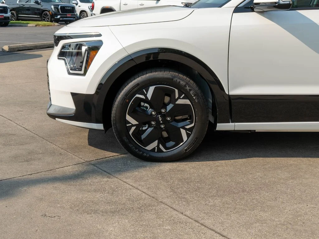 New 2026 Snow White Pearl Kia WIND image 28