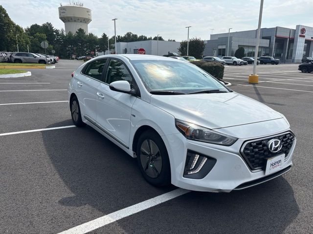 Used 2020 White Hyundai SE image 3