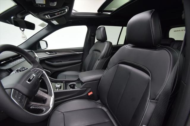 New 2026 Diamond Black Crystal Pearl-Coat Exterior Paint Jeep Limited image 36
