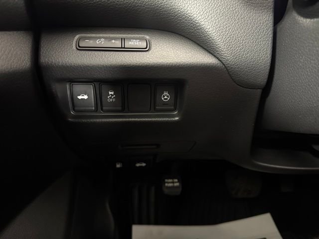 Used 2018 White Nissan 2.5 SL image 20