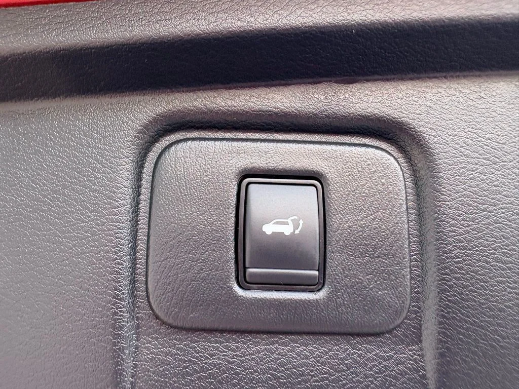 Used 2020 Red Nissan SL image 7
