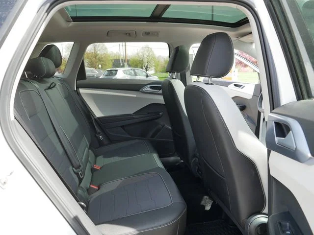 Used 2025 Pure White Volkswagen 1.5T SE image 19