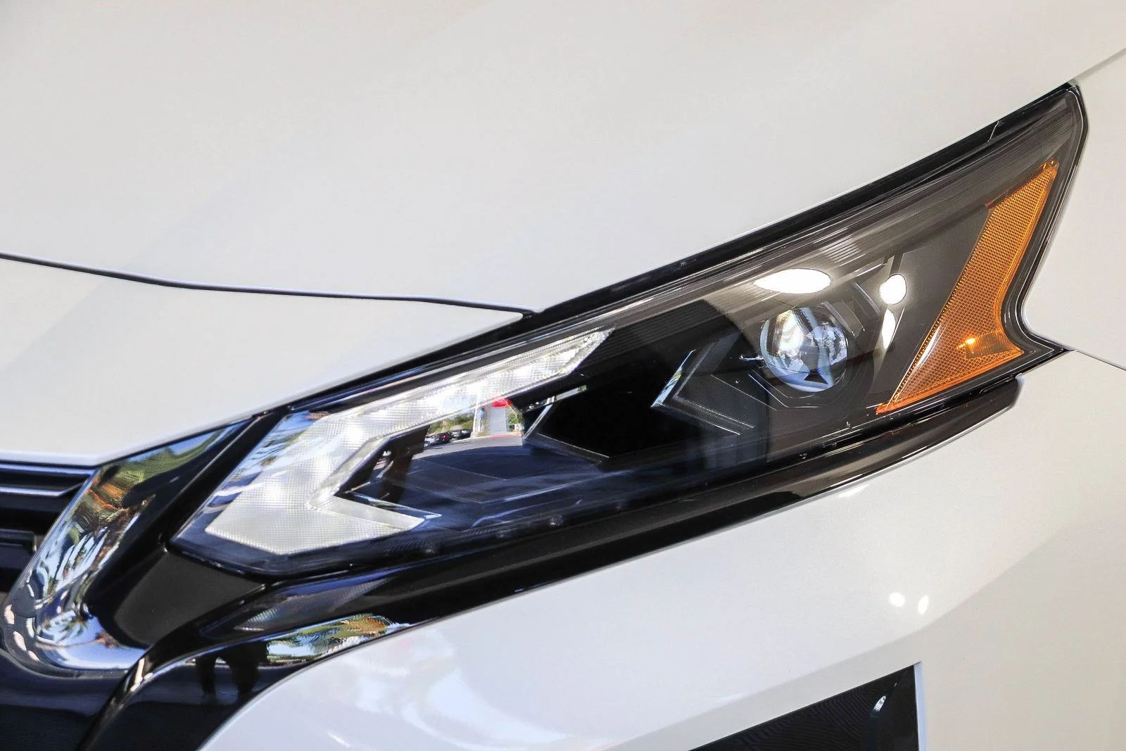 New 2026 Pearl White TriCoat / Super Black Two-tone Nissan SR image 4