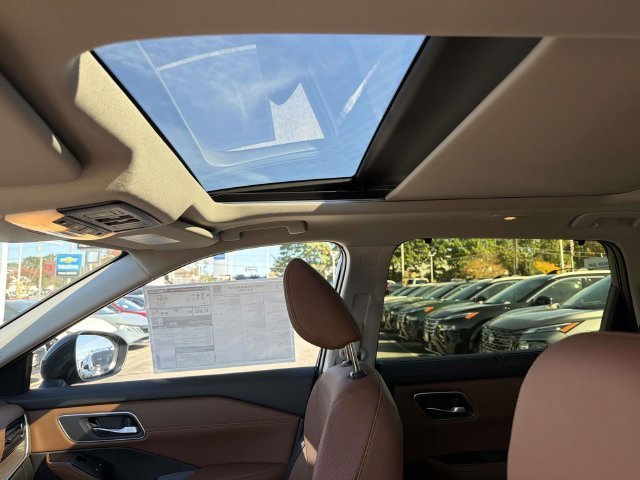 New 2026 Obsidian Green Pearl Nissan Platinum image 16
