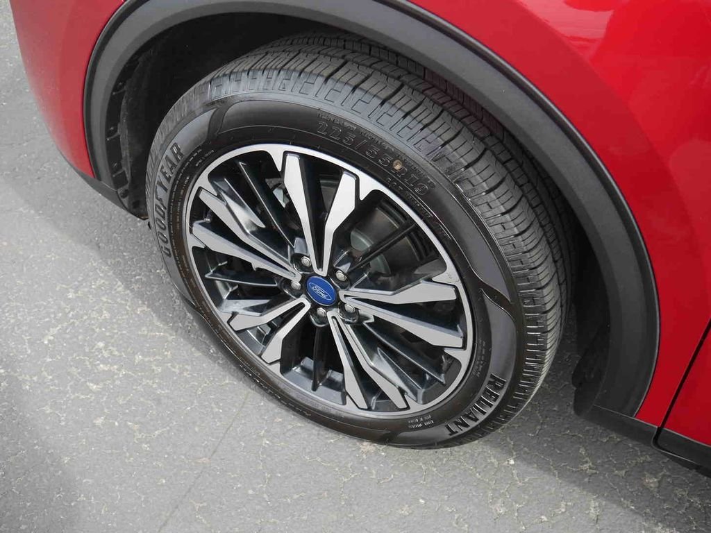 Used 2022 Red Ford SE image 10