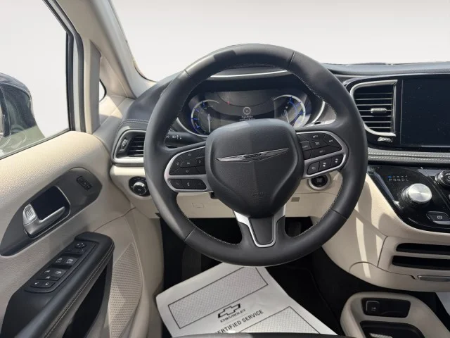 Used 2024  Chrysler  image 10