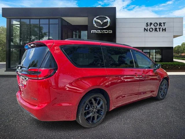 Used 2025 Red Chrysler Limited image 3