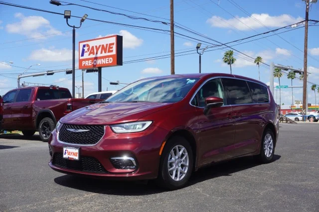 2023 Chrysler Pacifica Touring L's photo