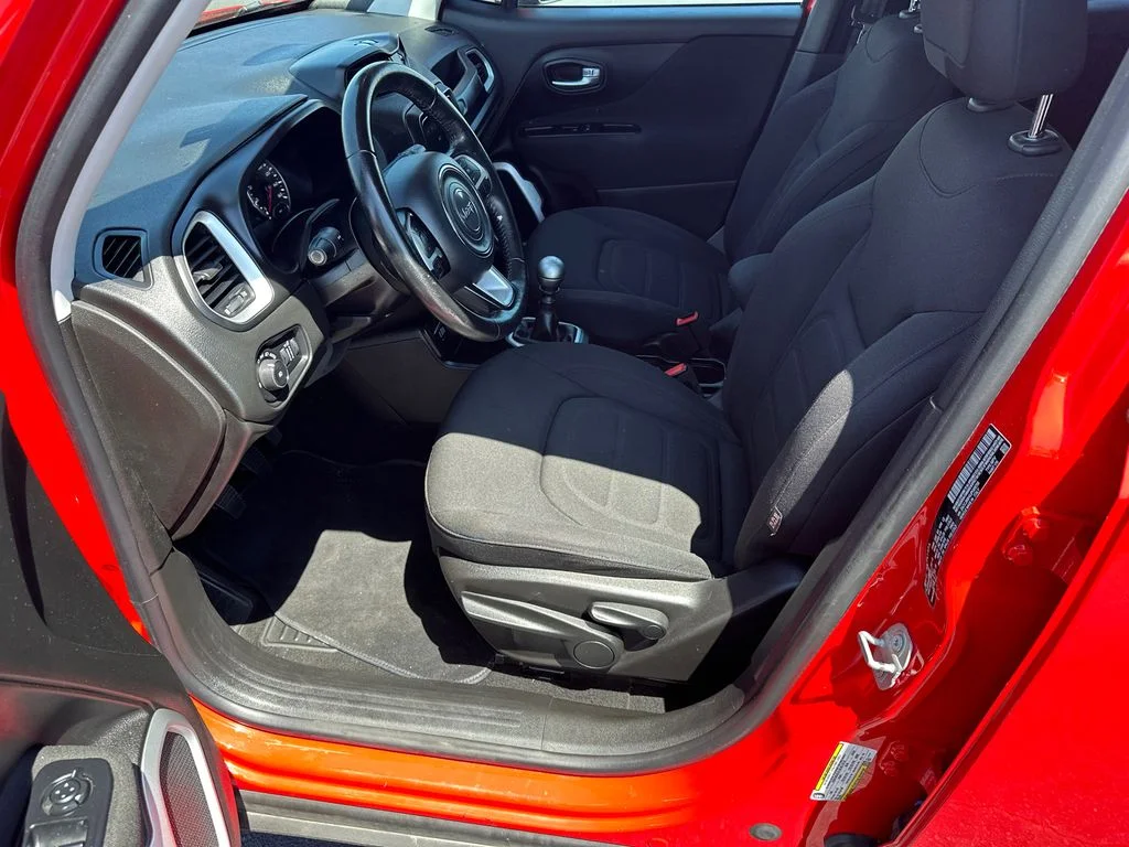Used 2018 Red Jeep Latitude image 9