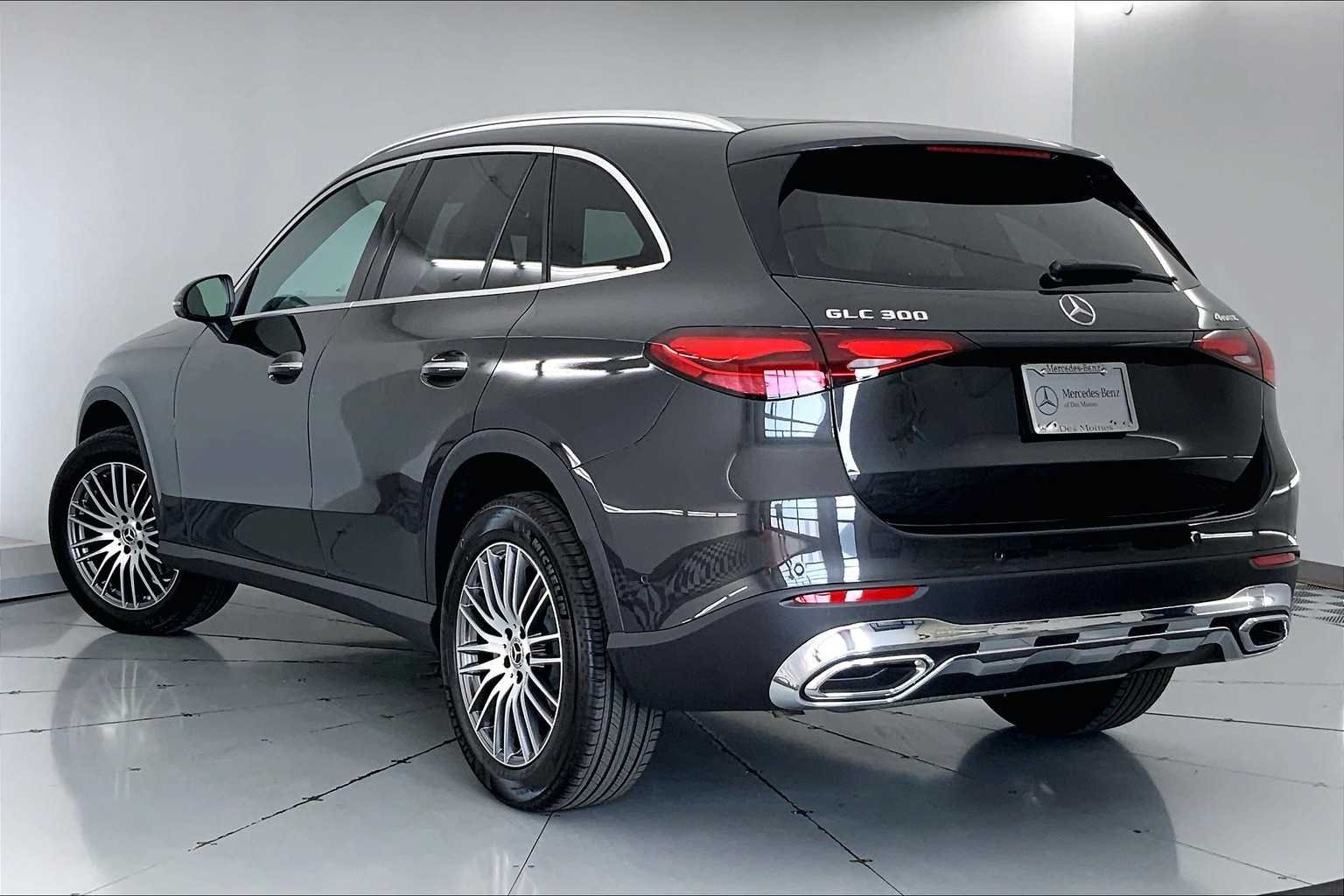 New 2026 Graphite Grey Metallic Mercedes-Benz GLC 300 image 4