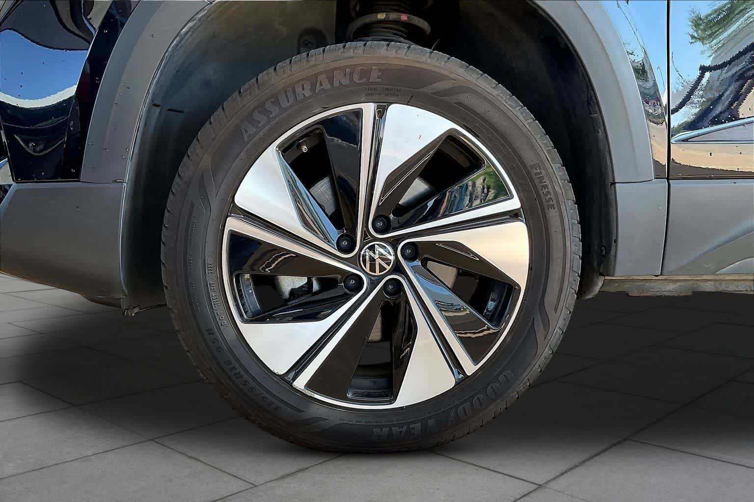 Used 2025 Deep Black Pearl Volkswagen SE image 12
