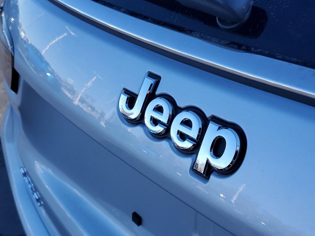 New 2026 Silver Zynith Metallic Clear-Coat Exterior Paint Jeep Limited image 5