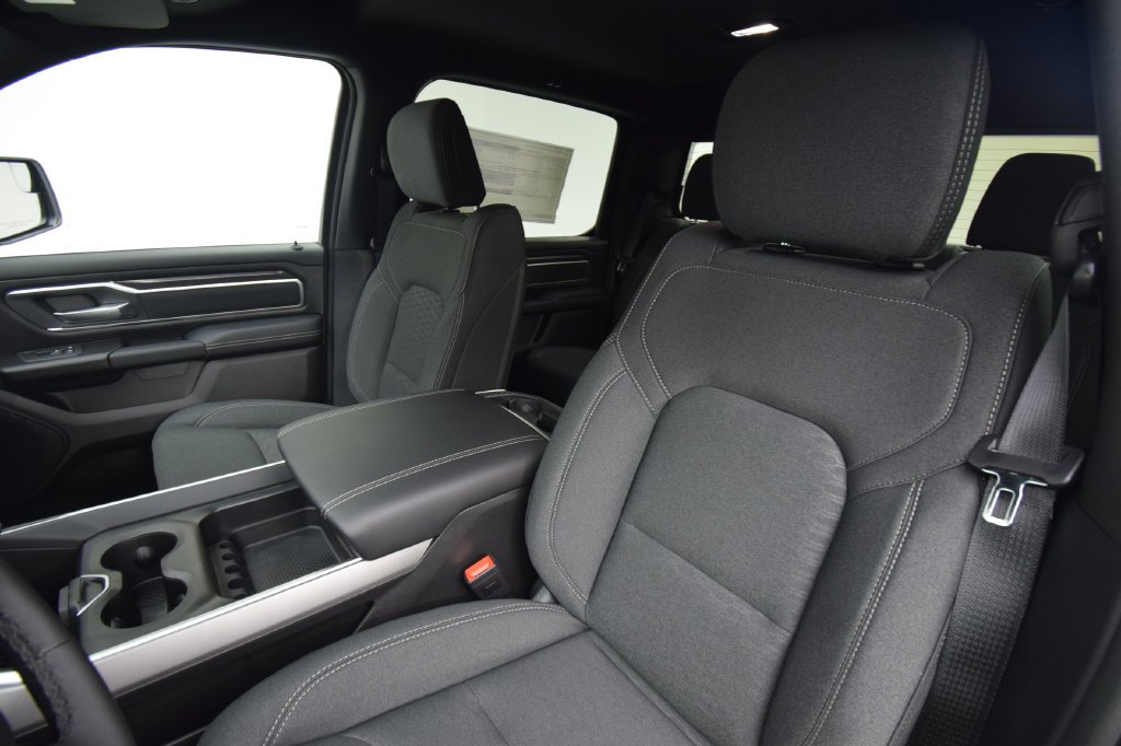 New 2027 Diamond Black Crystal Pearl-Coat Exterior Paint RAM Big Horn/Lone Star image 29