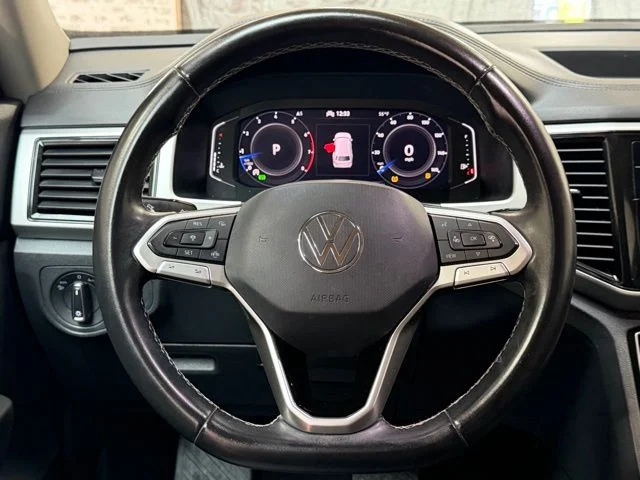 Used 2022 Black Volkswagen 3.6L V6 SE w/Technology image 15