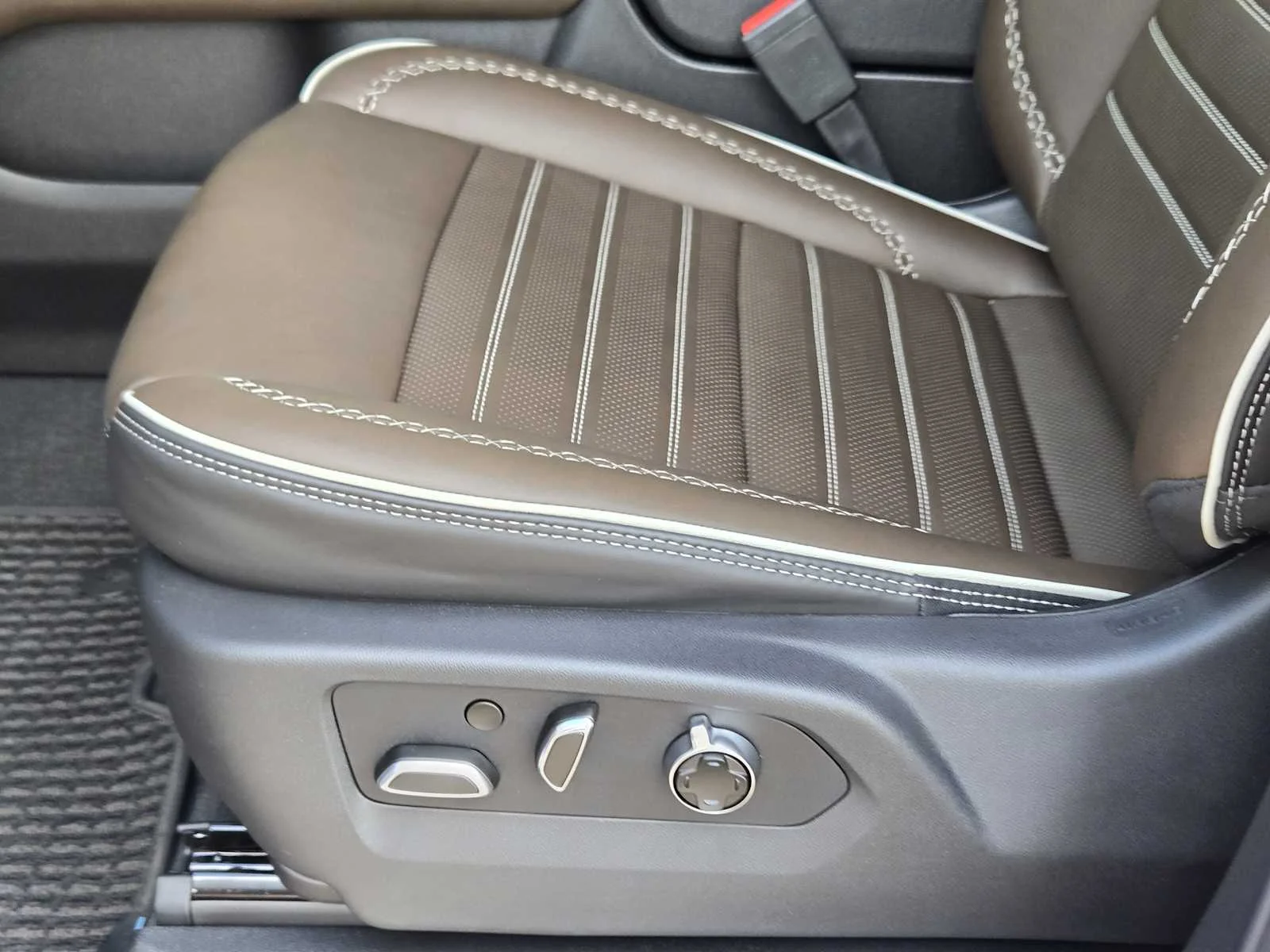 New 2027 Glacier White Tricoat GMC Denali Ultimate image 16