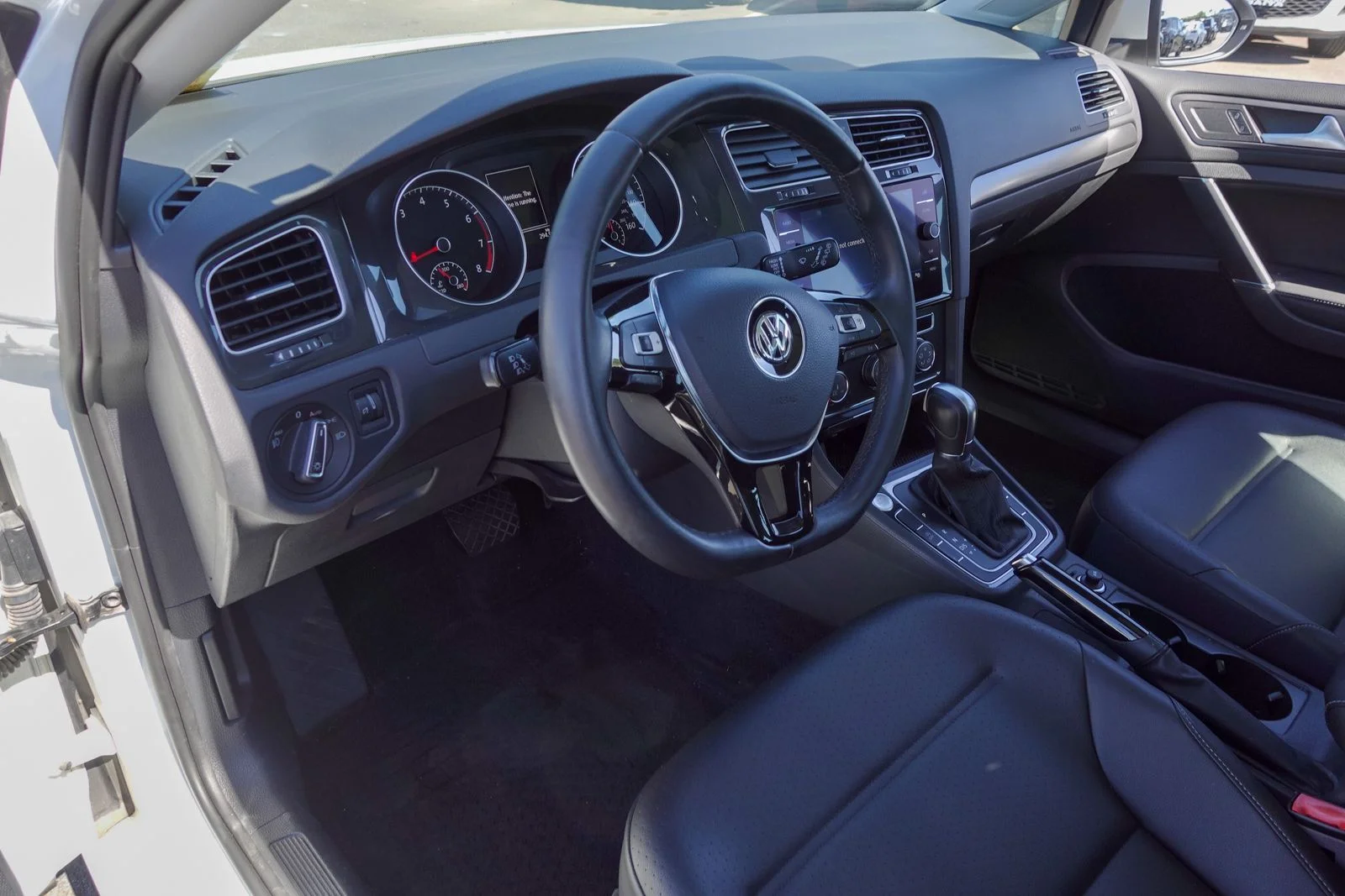 Used 2019 Pure White Volkswagen SE image 9