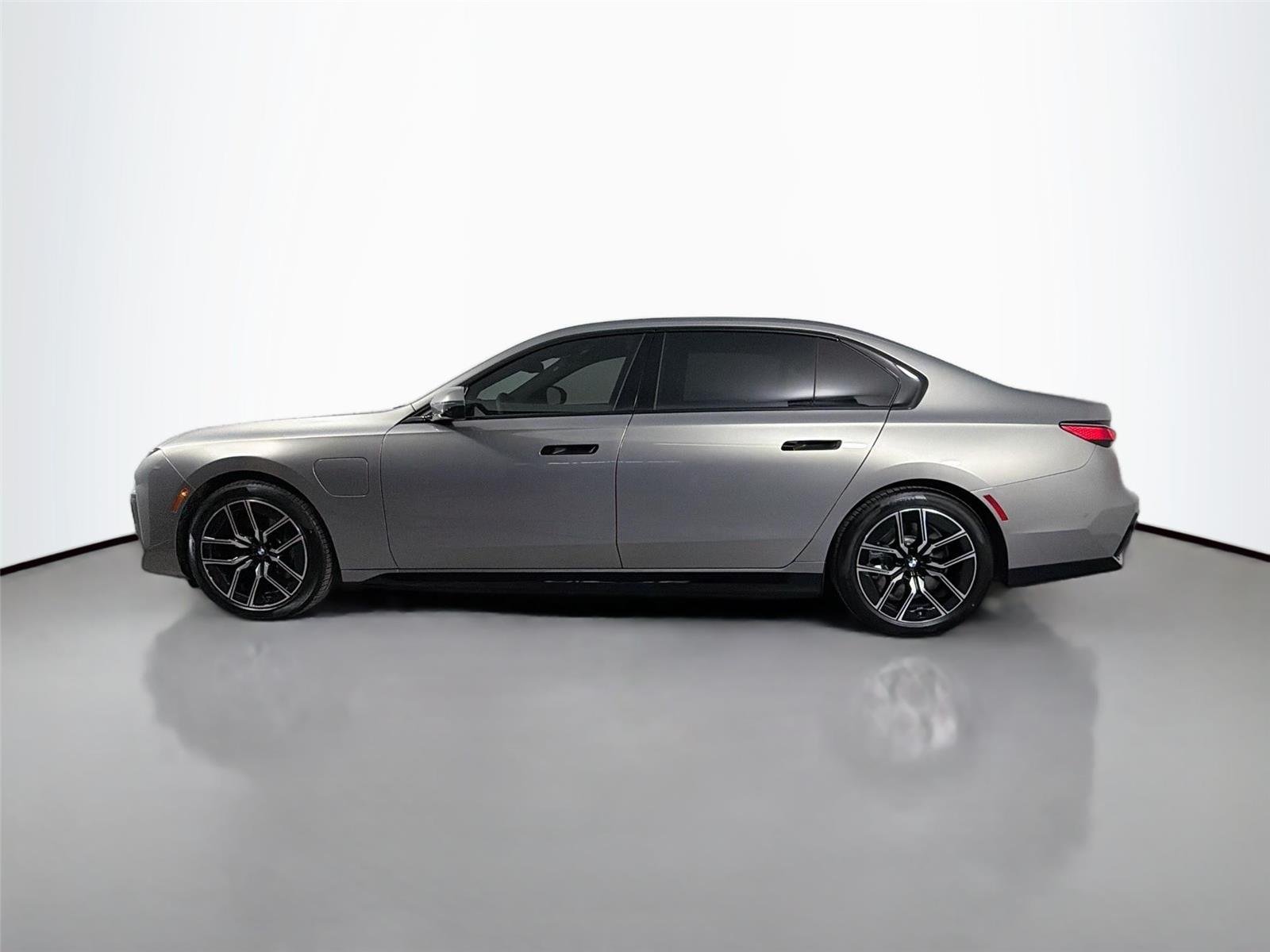 New 2026 Oxide Grey Metallic BMW 750e xDrive image 8