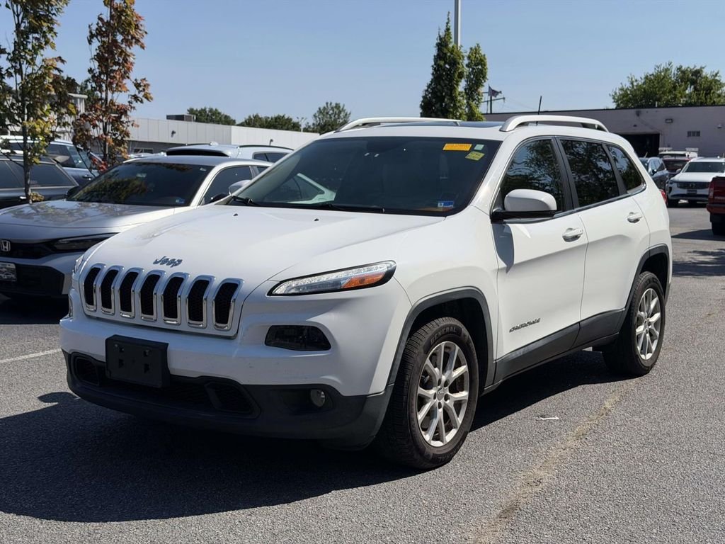 Used 2017 White Jeep Latitude image 4