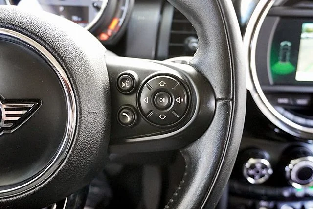 Used 2019 White MINI Classic image 34