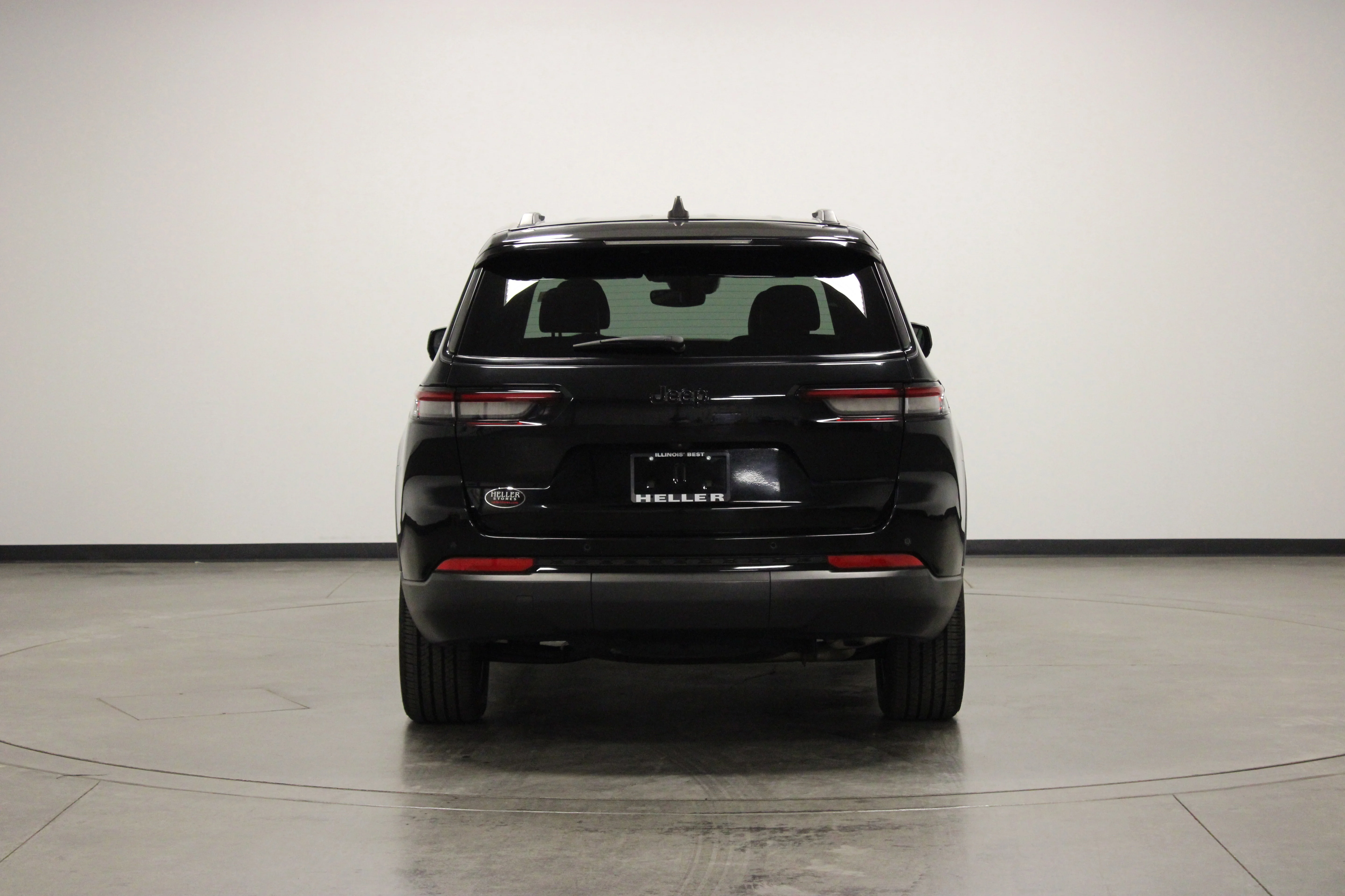 Used 2023 Diamond Black Crystal Pearlcoat Jeep Altitude image 7