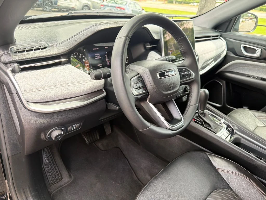 Used 2023 Diamond Black Crystal Pearlcoat Jeep Latitude Lux image 25