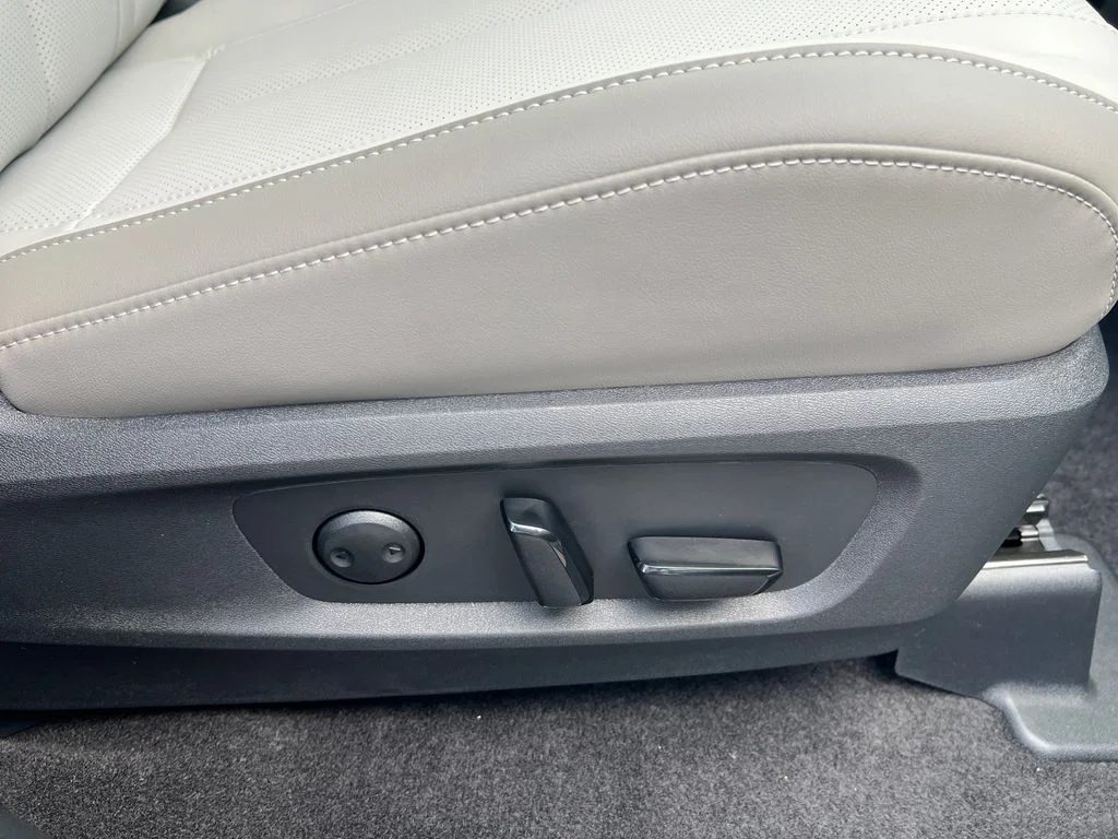 New 2027 RADIANT WHITE INFINITI Luxe FWD image 16