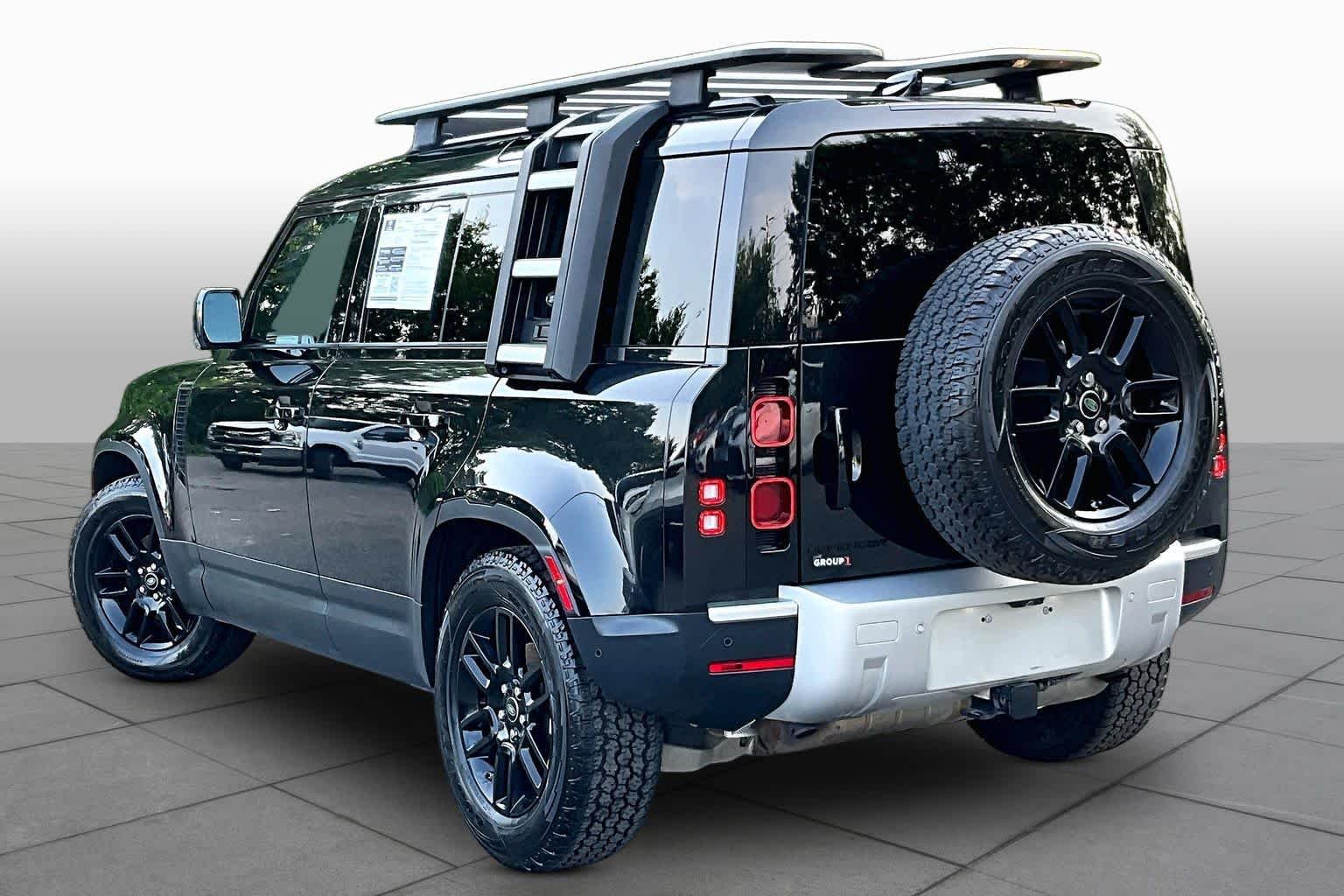 Used 2021 Santorini Black Metallic Land Rover S image 12