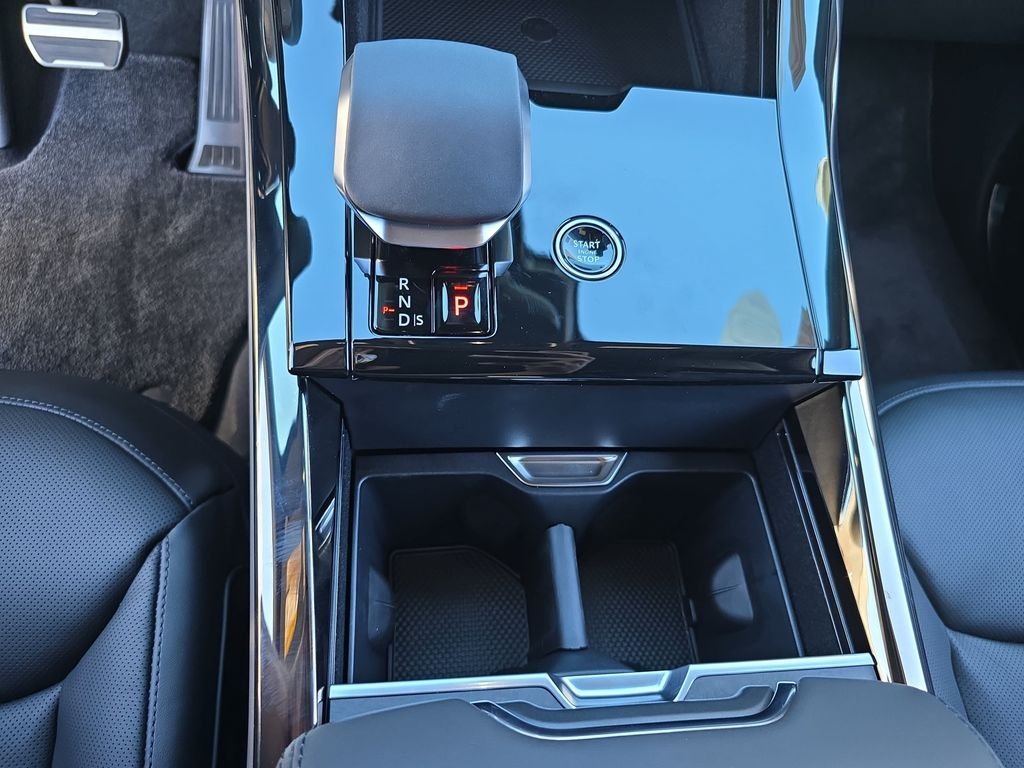 New 2026 Santorini Black LAND ROVER Dynamic SE image 26