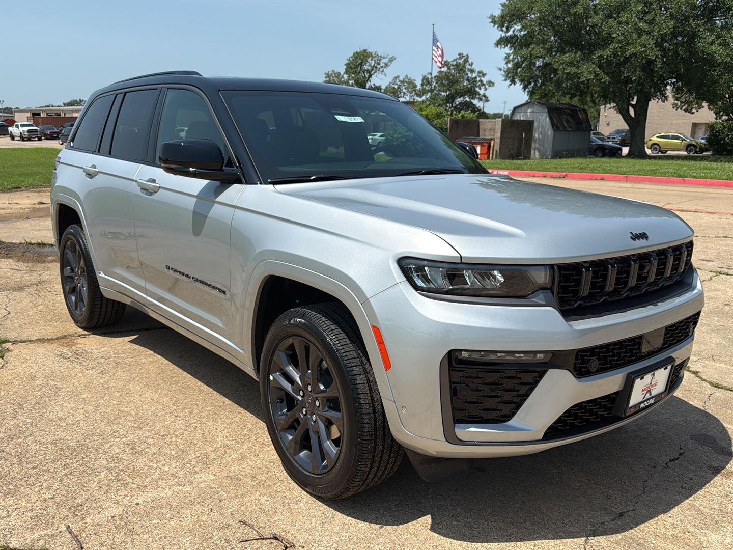 New 2026 Silver Zynith Exterior Paint Jeep Limited Reserve image 1
