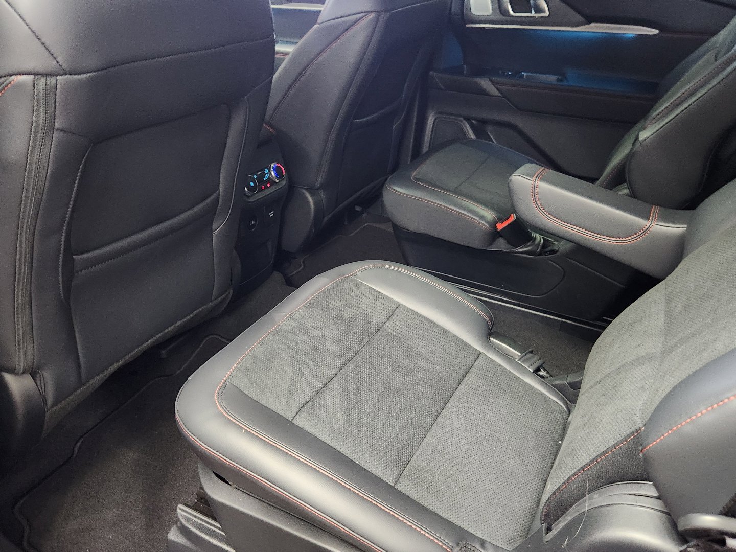 2026 Ford Explorer ST - Photo 9