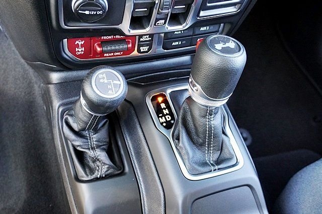 New 2026 Granite Crystal Metallic Clear-Coat Exterior Paint Jeep Rubicon image 35